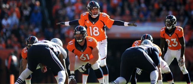 Peyton Manning, quarterback de Denver Broncos, encargado de marcar los tiempos del ataque de Broncos