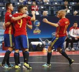 Los jugadores de la selección española celebran uno de los goles ante Hungria.