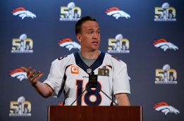 Peyton manning de los Denver Broncos en la Super Bowl 50