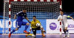 El italiano Gabriel Lima (d) disputa el balón con los kazajos Leo (i) e Higuita (c).
