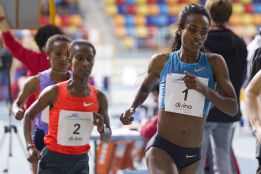 Dibaba hace la 2ª mejor marca de siempre en 3.000 metros