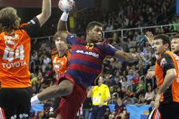 El bloque del Barça doblega al Szeged (30-25) que plantó cara