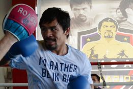 Pacquiao se entrena en Filipinas con una camiseta con el lema 'Preferiría estar en Río'.