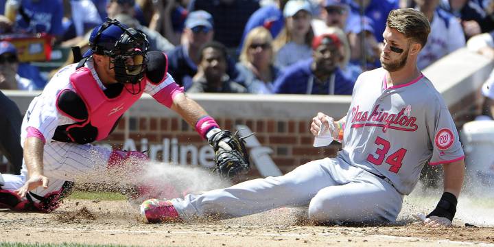 A Bryce Harper se le va la cabeza en la victoria