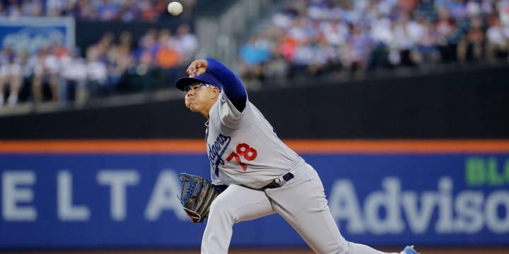 Julio Urías sufre en su primer partido en las Grandes Ligas