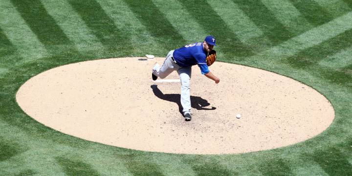 Colby Lewis se queda a las puertas de hacer historia