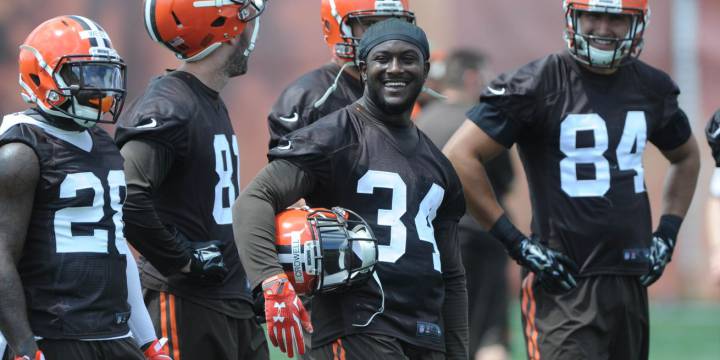 Crowell 'asesina' a un policía en línea y luego pide perdón