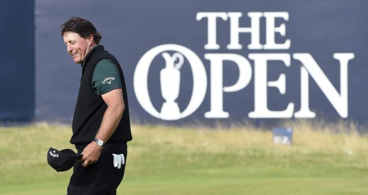 Mickelson hace 63 y se queda a una 'corbata' de la historia