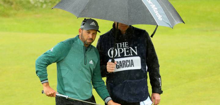 Sergio García ya es sexto y Mickelson aguanta en la lluvia