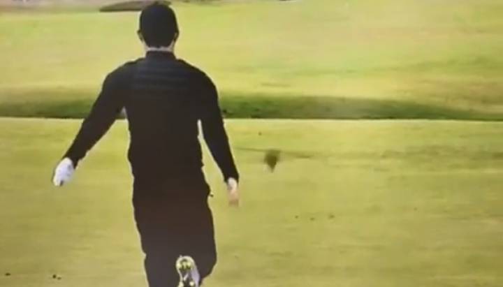 McIlroy se enfada y rompe un palo al estrellarlo en el suelo