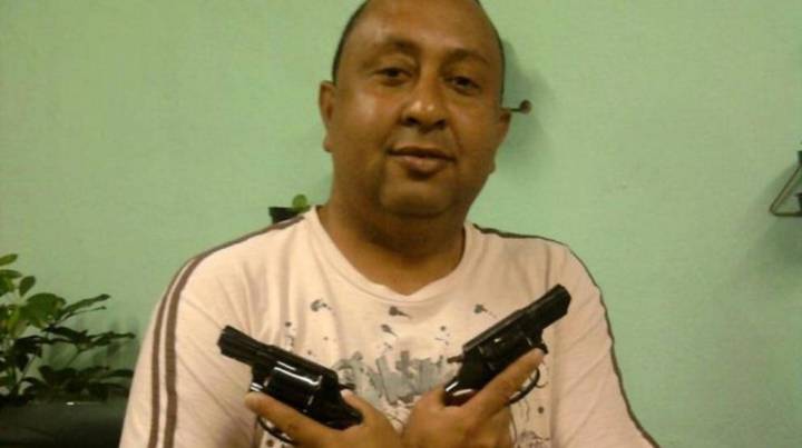Detienen al guardia de un estadio por violar a una bombera