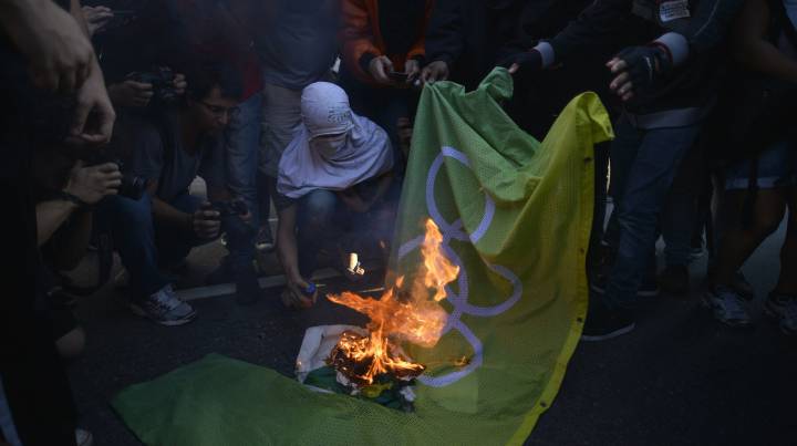 Polémica en Río: la Policía usa gas lacrimógeno en las protestas