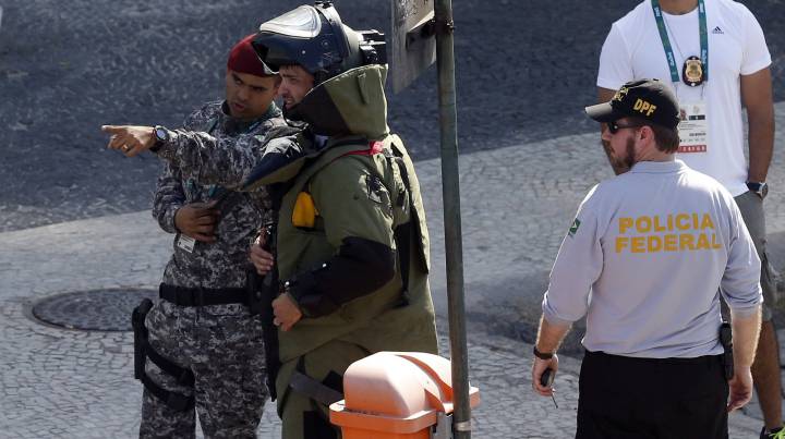 La policía explosiona otra mochila sospechosa en Rio