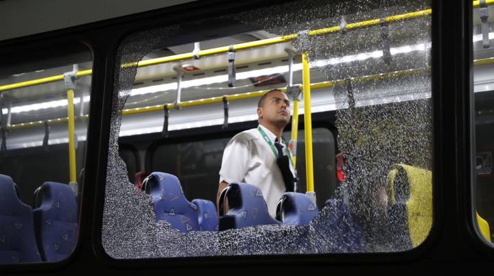 Tiroteado un bus de los Juegos: Hay dos periodistas heridos