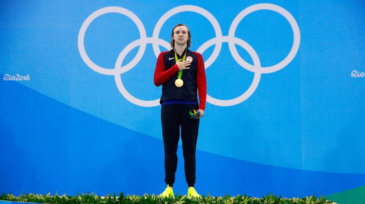Katie Ledecky, una de las estrellas junto a Phelps, Gilles, Nadal, posa en el podio durante la entrega de medallas de los 200 metros libres en los Juegos Olímpicos de Río.
