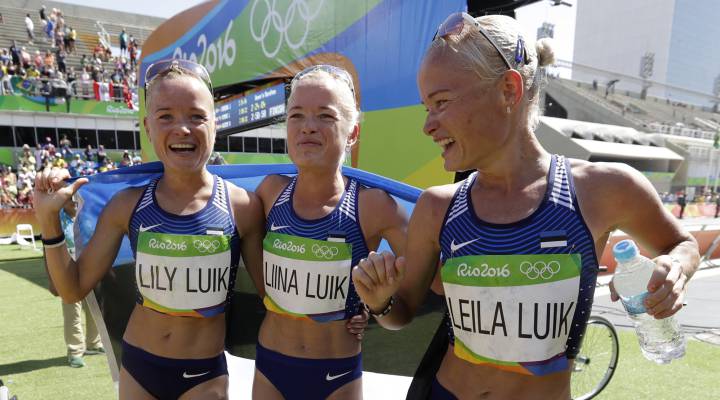 Trillizas en el maratón con baile incluido en la meta