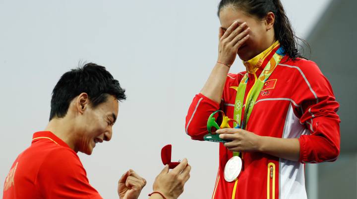 La china He Zi ganó la plata y su novio le pidió matrimonio