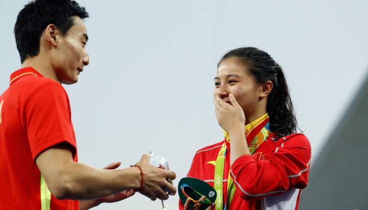 La china He Zi gana la plata y le piden matrimonio