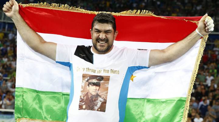 El abanderado tayiko Nazarov gana el oro en martillo