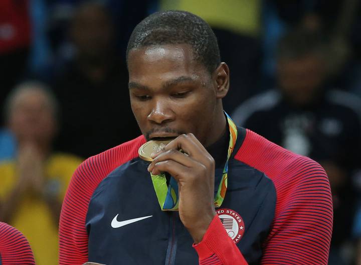 Kevin Durant sonríe y Nikola Karabatic llora