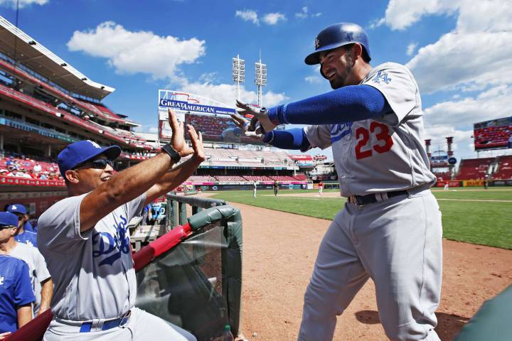 ¡Tres home runs de Adrián González frente a los Reds!