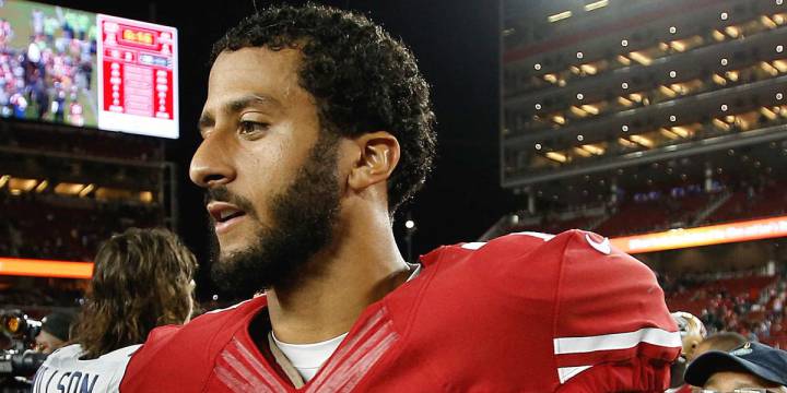 Colin Kaepernick durante el partido en el que se sentó durante el himno americano