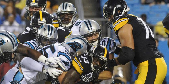 Alejandro Villanueva, jugando con Pittsburg Steelers de la NFL, junto a Fitzgerald