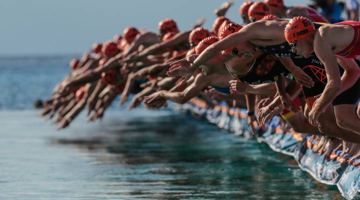 Alistair podría haber arrancado las gafas a Mola en la natación