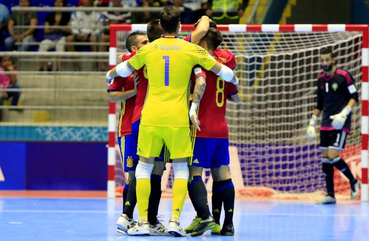 España llega en cuadro a la batalla ante Rusia
