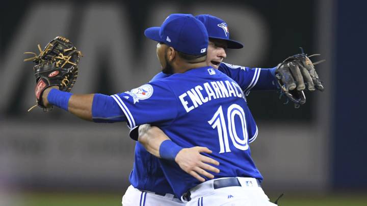 Sanchez y Encarnación mantienen a Toronto con vida