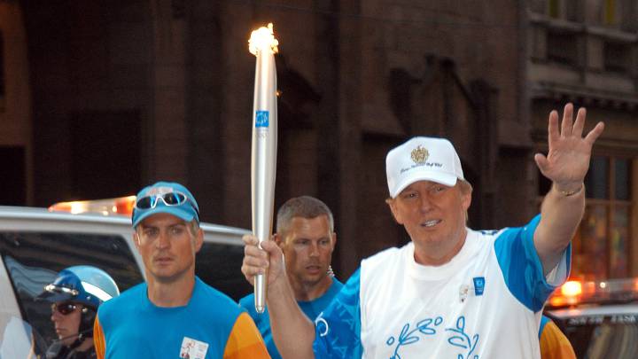 Donald Trump con la antorcha olímpica.