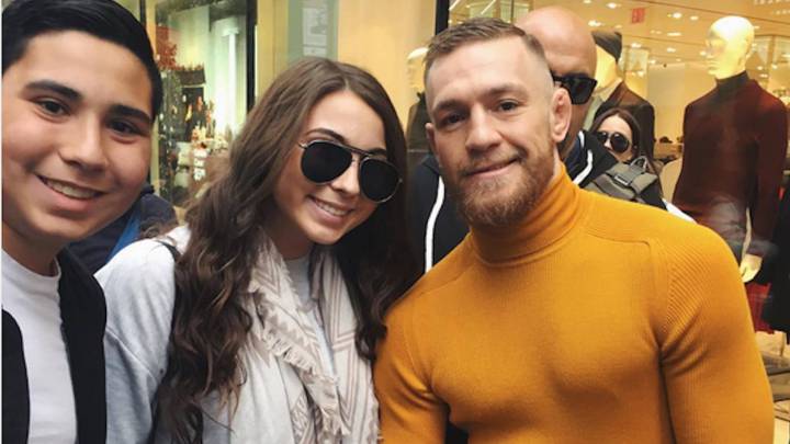 El campeón de UFC Conor McGregor humilla a una fan en Instagram y esta le devuelve el golpe.