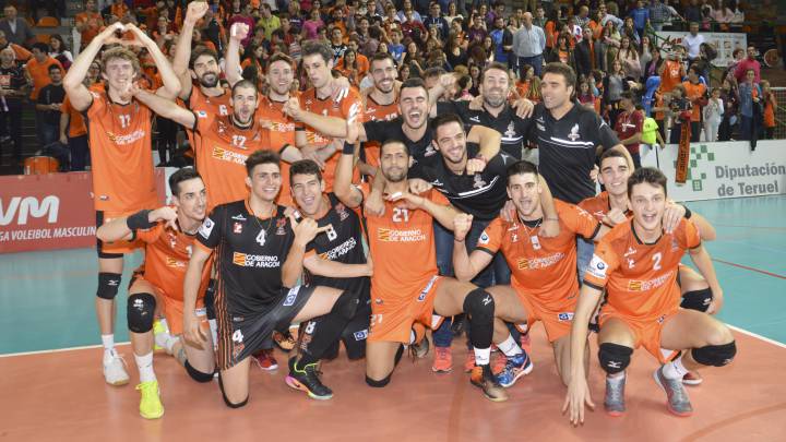 Los jugadores del Club Voleibol Teruel celebran el título de la Supercopa de España conseguido ante el Unicaja Almería en el pabellón turolense de Los Planos.