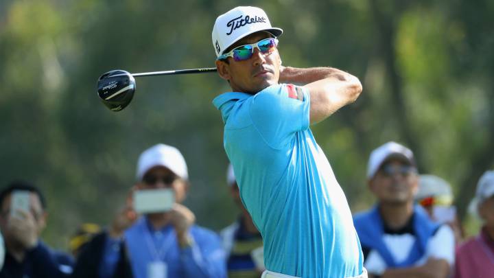 Rafa Cabrera Bello golpea la bola en el hoyo 11 durante la segunda jornada del USB Hong Kong Open.