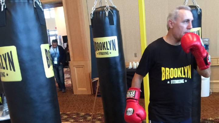 El ex futbolista Hristo Stoichkov se atrevió a dar unos puñetazos y hacer fitboxing con el ex boxeador argentino Sergio "Maravilla" Martínez durante la Convención del Consejo Mundial de Boxeo en Miami.