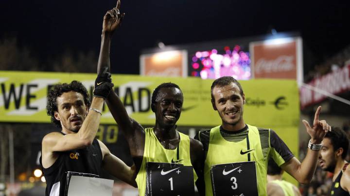 Toni Abadía (a la derecha de la foto) junto al keniano Kigen (centro) y el también español Jesús España (izquierda), al término de la San Silvestre Vallecana 2014.