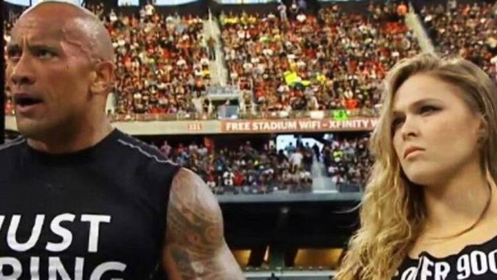 La luchadora Ronda Rousey, junto al luchador Dwayne Johnson "La Roca" durante el WrestleMania 31 de la WWE en marzo de 2015.
