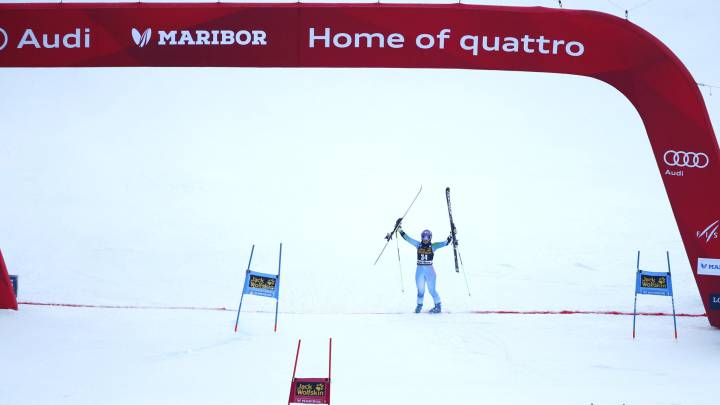 Tina Maze cruza la meta a pie y cierra su leyenda en Maribor