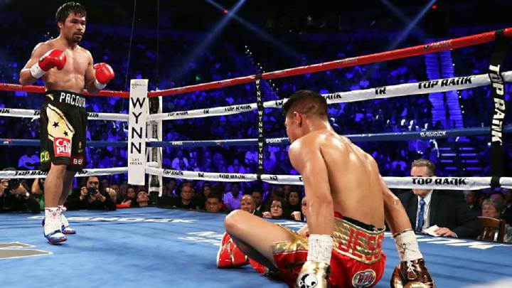 Manny Pacquiao derriba a Jessie Vargas en su último combate.