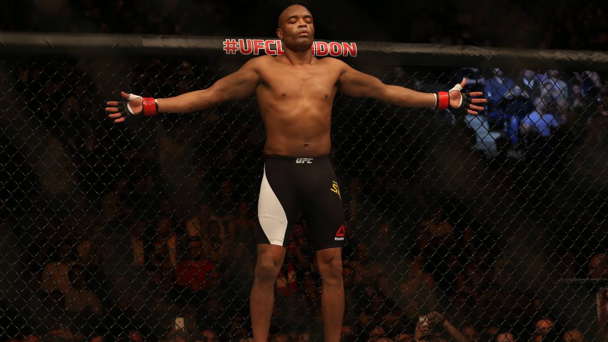 Anderson Silva reza antes de medirse al británico Michael Bisping en el UFC Fight Night 83.