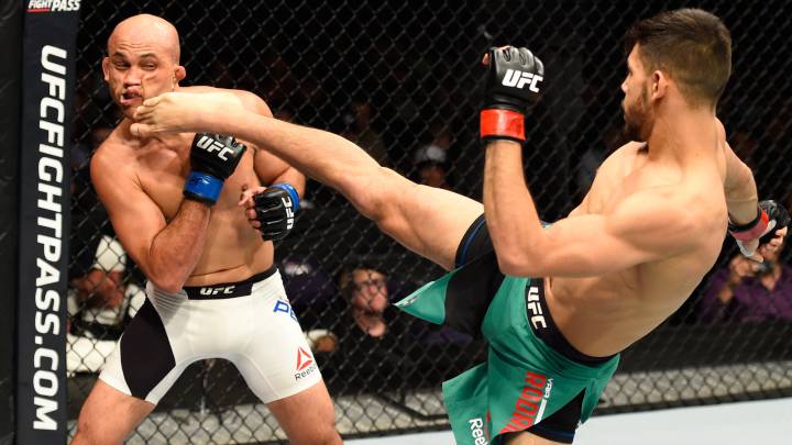 UFC Yair Rodríguez conecta una tremenda patada a B.J. Penn.