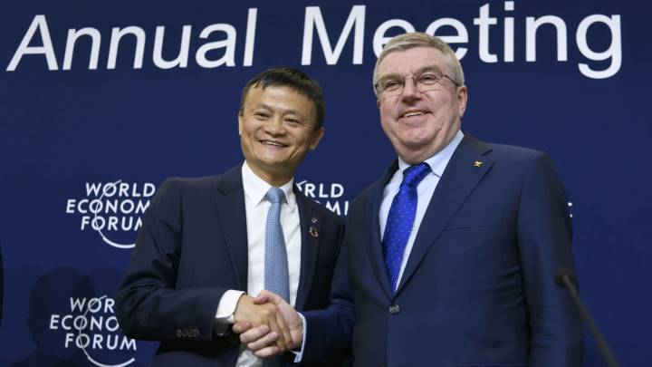 El fundador y director ejecutivo de Alibaba, Jack Ma, estrecha la mano con el presidente del Comité Olímpico Internacional, Thomas Bach, tras la firma del acuerdo de patrocinio en el Foro de Davos.