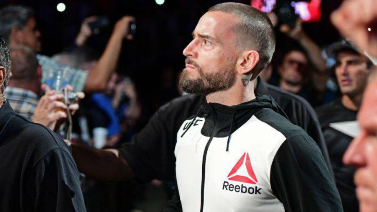 CM Punk salta al octógono en su estreno en la UFC.