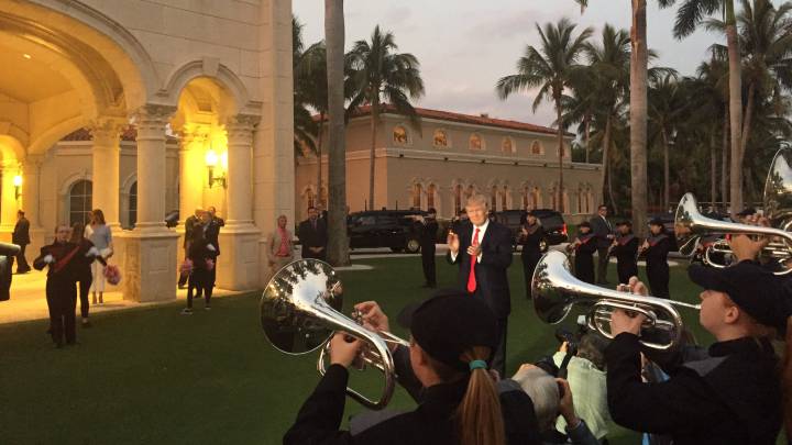 Trump, seguidor de los Patriots, abandona la fiesta de su club