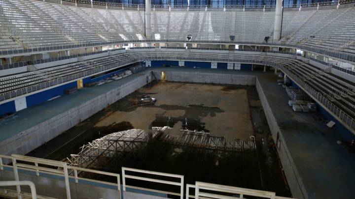 Imagen del Centro Acuático del Parque Olímpico de Río de Janeiro, con la piscina reducida a charcos de agua, tomada el 5 de febrero de 2017.