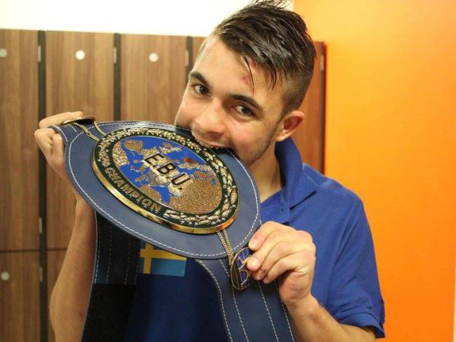Anthony Yigit festeja la consecución de su cinturón tras el combate ante Lenny Daws.