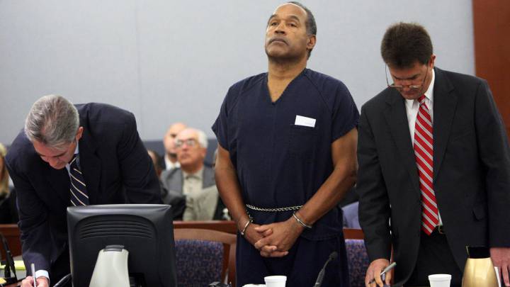O.J. Simpson escucha la sentencia del juzgado de Las Vegas que le condena a 15 años de cárcel por un delito de secuestro y robo entre otros cargos.