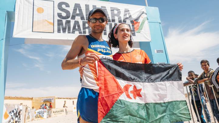 El italiano Giorgio Calcaterra y la española Elena Frechilla posan como campeones del Sahara Marathon.
