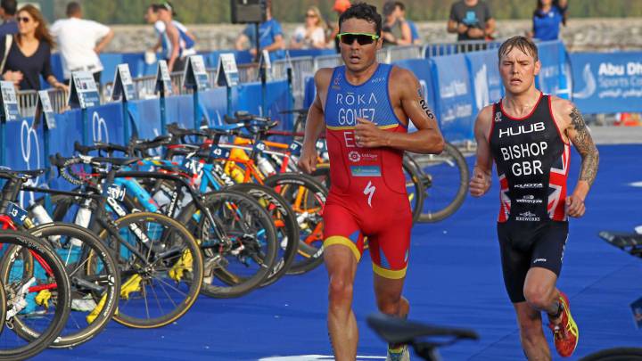 Javier Gómez Noya, por delante de Thomas Bishop en la prueba de las Series Mundiales de Triatlón en Abu Dhabi.