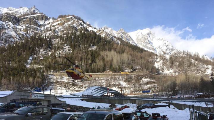 Imagen de un helicóptero que rescató a varios heridos tras una avalancha en la localidad de Courmayeur, en la región alpina italiana del Valle de Aosta (noroeste), el jueves 2 de marzo de 2017.
